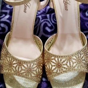 Beautiful size 10 champagne color shoes for women
